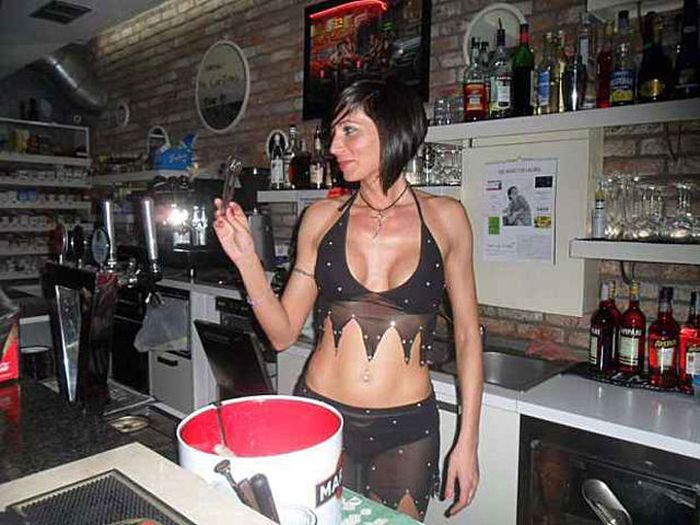 Слишком сексуальная барменша (16 фото)