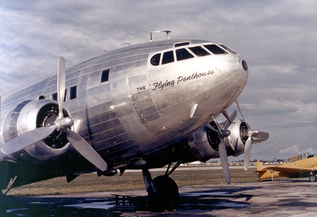 Боинг 307 Stratoliner первоначально принадлежал Говарду Хьюсу. Он приобрёл самолет в 1939.
