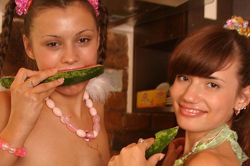 Аппетитные девушки со сладкими арбузами (74 фото)