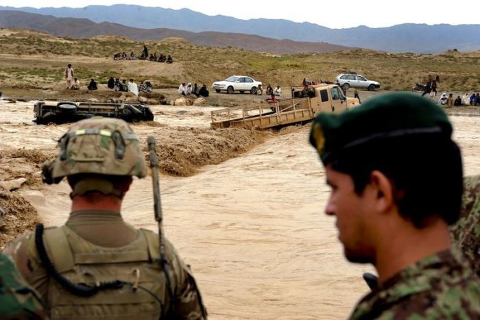Военные застряли, переходя реку в Афганистане (8 фото)