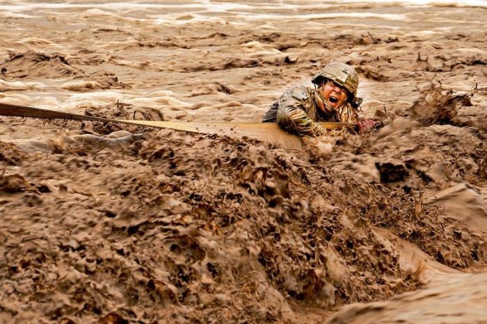 Военные застряли, переходя реку в Афганистане (8 фото)